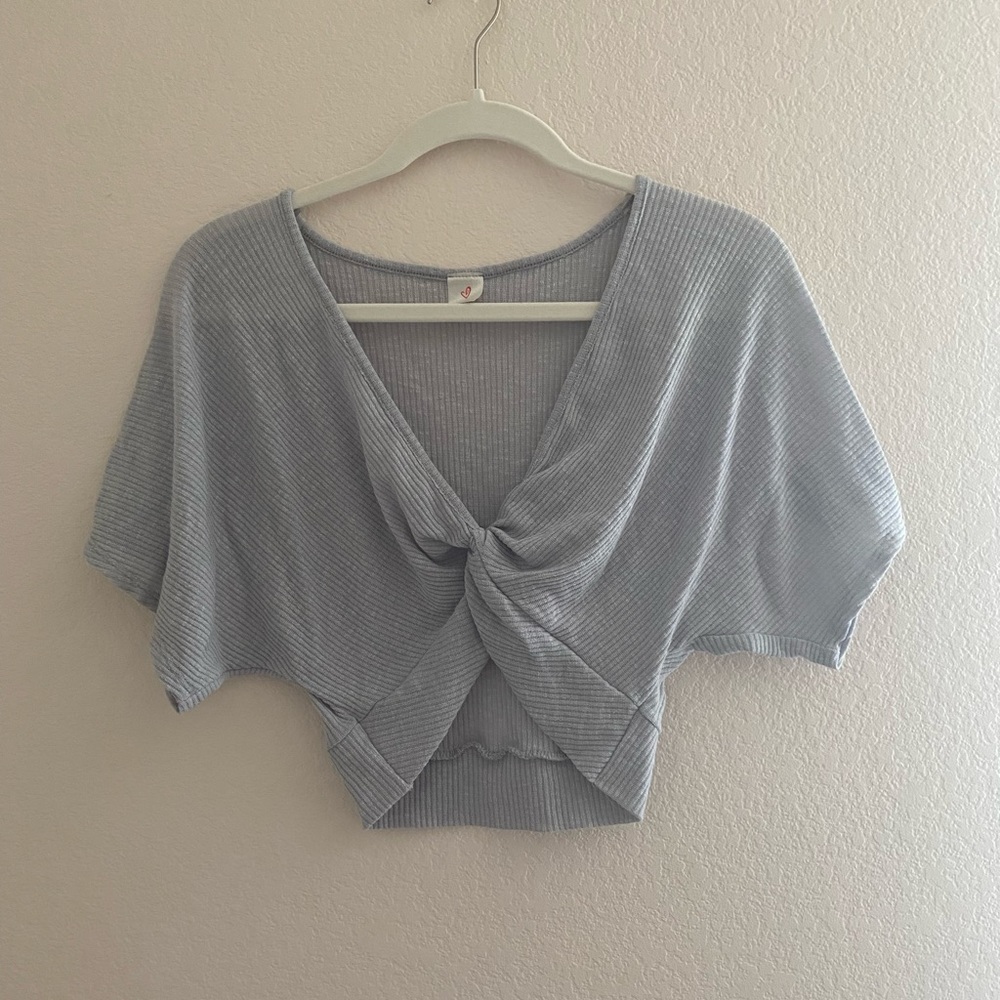 Cute twist crop top!